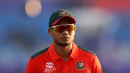 মাইলফলকের সামনে তাসকিন