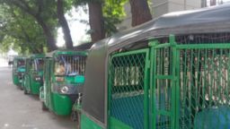সিএনজি অটোরিকশায় লোহার গ্রিল: নিরাপত্তার বাহন এখন ‘মৃত্যুফাঁদ’