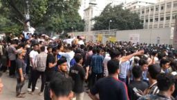 শিক্ষা উপদেষ্টার পদত্যাগের দাবিতে শিক্ষার্থীদের শিক্ষাভবন ঘেরাও