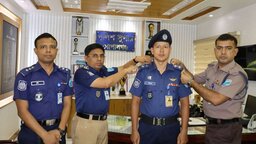 গোপালগঞ্জে পদোন্নতিপ্রাপ্ত পুলিশ সদস্যকে র‍্যাঙ্ক ব্যাজ পরালেন পুলিশ সুপার
