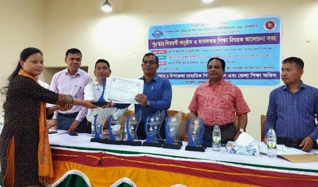 শ্রেষ্ঠ শিক্ষার্থীদের মাঝে ক্রেস্ট ও সার্টিফিকেট প্রদান