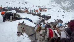 টানা তুষারপাতের কারনে এভারেস্টের পাদদেশে আটকা কয়েক শ’ পর্যটক