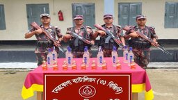 দুর্গাপুর সীমান্তে ৬৫ বোতল ভারতীয় মদসহ অটো ভ্যান গাড়ী আটক