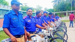 ধামইরহাটে গ্রাম পুলিশদের মাঝে বাইসাইকেল বিতরণ