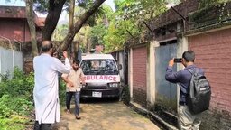 মাদারীপুরে এক পরিবারের ৩ জনের মরদেহ উদ্ধারের ২ দিন পর লাশ হস্তান্তর