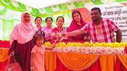 পিরোজপুরে তিন’শ নারীকে ৩০ লাখ টাকা সহায়তা দিল ওয়ার্ল্ড ভিশন