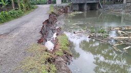 রাজাপুরে অপরিকল্পিত খাল খননে সড়কে ধস