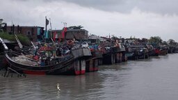 বৈরী আবহাওয়ার কবলে উপকূলের জেলেরা, ইলিশের দেখা নেই