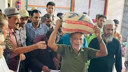 বাকেরগঞ্জে জেলেদের মাঝে ভিজিএফের চাল বিতরণ