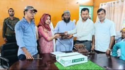 সৌদি সরকারের উপহারের খেজুর পেল বাকেরগঞ্জের মাদ্রাসা ও এতিমখানা