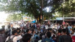 ‘রক্তের দাগ মুছবো না’— শাহবাগ হামলার প্রতিবাদে হাবিপ্রবি শিক্ষার্থীদের হুঁশিয়ারি