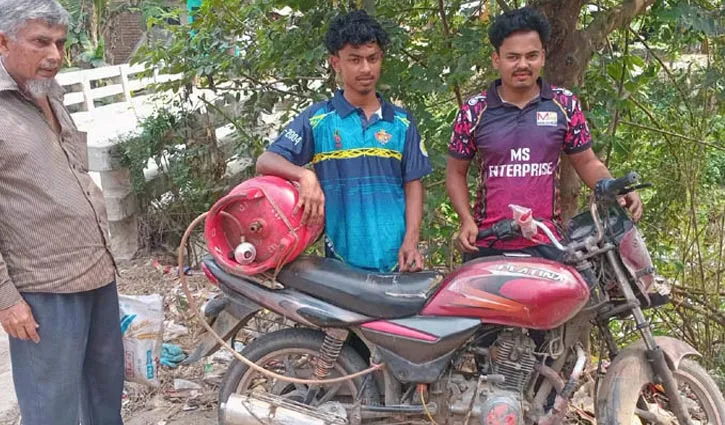রান্নার গ্যাস সিলিন্ডারে মোটরসাইকেল চালাচ্ছেন ২ ভাই