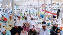 চরমোনাইতে দেশের  সর্ববৃহৎ জুমার নামাজের জামাত অনুষ্ঠিত