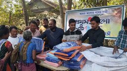 প্রথমআলো ট্রাস্টের কম্বল পেল নালিতাবাড়ীর সুবিধাবঞ্চিত জনগোষ্ঠী