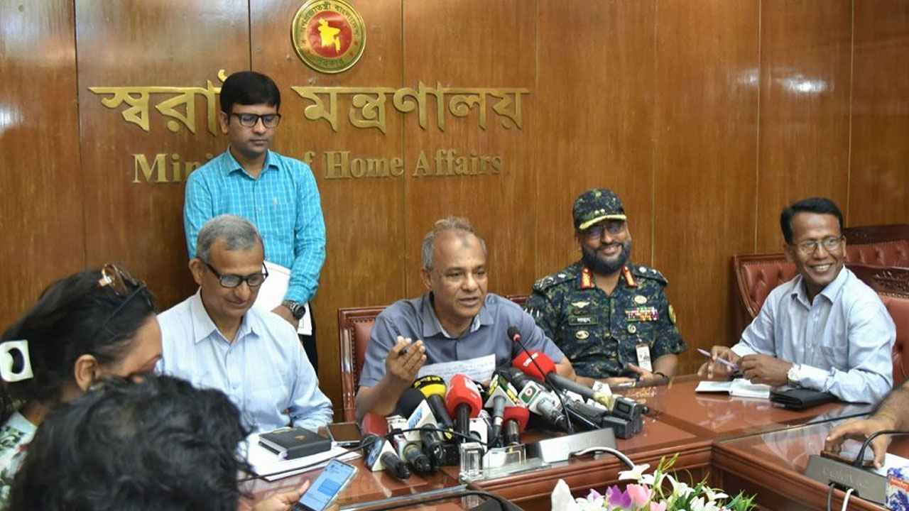 হারানো অস্ত্রের খোঁজ দিলেই মিলবে পুরস্কার—ঘোষণা স্বরাষ্ট্র উপদেষ্টার!