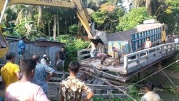 কাঁঠালিয়ায় ব্রিজ ভেঙে খালে পড়লো পাথরবোঝাই ট্রাক