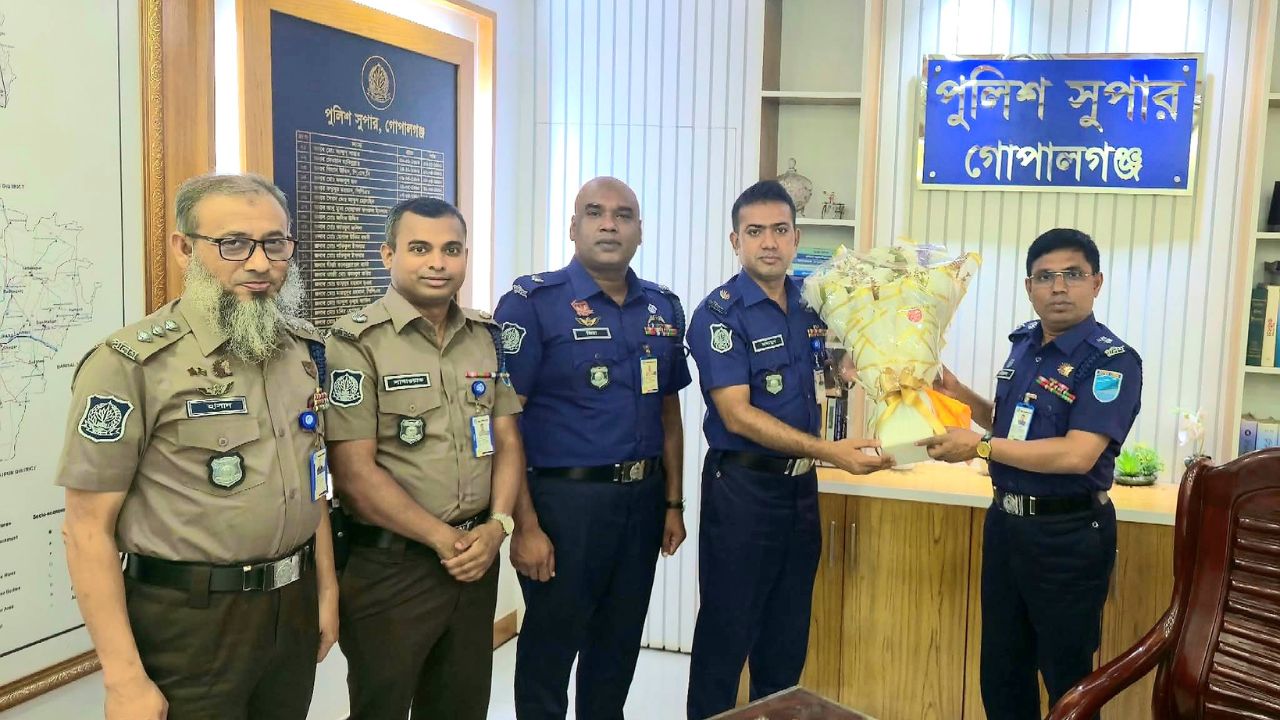 গোপালগঞ্জে নবাগত অতিরিক্ত পুলিশ সুপারকে ফুল দিয়ে বরণ করে নিলেন পুলিশ সুপার মোঃ হাবীবুল্লাহ