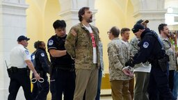 ইরানে যুদ্ধ চান না সাবেক মার্কিন সেনারা, বিক্ষোভে গিয়ে আটক ৬০