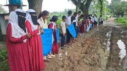 নড়াইলে বিদ্যালয়ের প্রবেশমুখে বেহাল সড়ক, দ্রুত সংস্কারের দাবিতে মানববন্ধন
