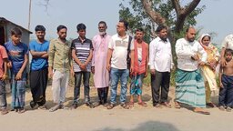 গোপালগঞ্জে 'মামলাবাজ' নারীর হাত থেকে রেহাই পেতে গ্রামবাসীর মানববন্ধন