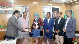 গোবিপ্রবি শিক্ষক রাহাত হোসেন রবির পরিবারের নিকট পেনশনের চেক হস্তান্তর