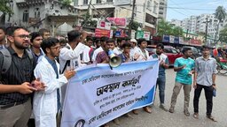 ঢামেক বন্ধের সিদ্ধান্ত প্রত্যাখ্যান, আন্দোলন চালিয়ে যাওয়ার ঘোষণা শিক্ষার্থীদের