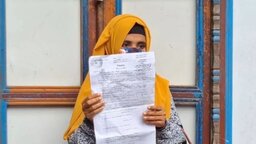 স্বামীকে তালাক দিয়ে প্রেমিককে বিয়ে, এখন প্রেমিকের স্ত্রীর স্বীকৃতি দাবিতে অনশন