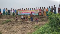 নদী ভাঙন রোধ ও রাস্তা সংস্কারের দাবিতে শেরপুরে গ্রামবাসীর মানববন্ধন
