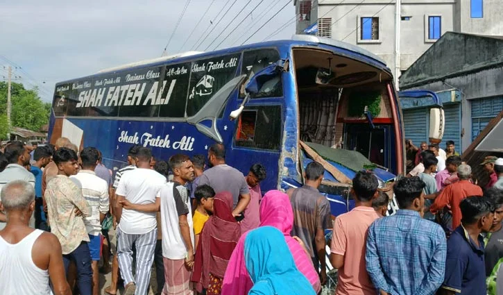 বগুড়ায় বাসচাপায় ৭ শ্রমিক নিহত