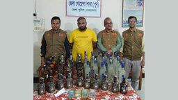 নেত্রকোণায় ২ লাখ টাকার ভারতীয় মদ ও নগদ টাকাসহ আটক- ১