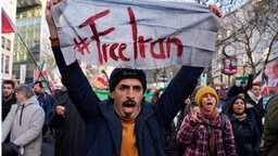 ইরানে সরকারবিরোধী বিক্ষোভে নিহতের সংখ্যা বেড়ে ৬৪৫