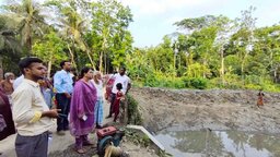 রাজাপুরে খাল পুনঃখননে অনিয়ম, পরিদর্শনে গিয়ে অসঙ্গতি পেলেন ইউএনও
