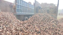 পঞ্চগড়ে রাস্তা উন্নয়নে নিম্নমানের ইটের ব্যবহার নিয়ে এলাকায় শঙ্কা