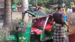 নোয়াখালীতে সিএনজি নিয়ন্ত্রণ হারিয়ে আইল্যান্ডে ধাক্কা, শিশু নিহত