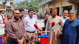 ঝিনাইদহে সুবিধাবঞ্চিতদের মাঝে বিনামূল্যে ভ্যান বিতরণ