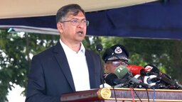 বর্তমান পোশাকে পুলিশ সদস্যরা সন্তুষ্ট নয় : স্বরাষ্ট্রমন্ত্রী