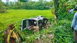 ঝালকাঠিতে রোগী বহনকারী অ্যাম্বুলেন্স খাদে, আহত ১