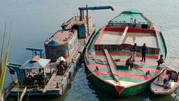 দোয়ারাবাজারে সরকারি প্রকল্পের নামে অবৈধ বালু উত্তোলন, আটক ৩