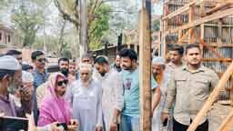 ঝালকাঠিতে অগ্নিকাণ্ডে নিঃস্ব ব্যবসায়ীদের পাশে এমপি ইলেন ভুট্টো