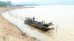 নদীতীর রক্ষায় বাঁশের বেড়া, শিমুল বাগান বাঁচাতে ইজারাদার-প্রশাসনের যৌথ উদ্যোগ।