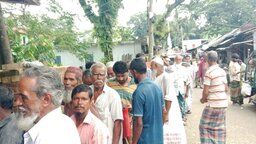 রাজাপুরে হতদরিদ্র মানুষের মাঝে খাদ্যবান্ধব কর্মসূচির চাল বিতরণ