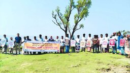 জলবায়ু ক্ষতিপূরণসহ ন্যায্যতার দাবিতে বলেশ্বর নদীর তীরে মানববন্ধন