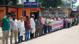 সাংবাদিক মঈনুল হক লিপুর ওপর হামলার প্রতিবাদে মানববন্ধন