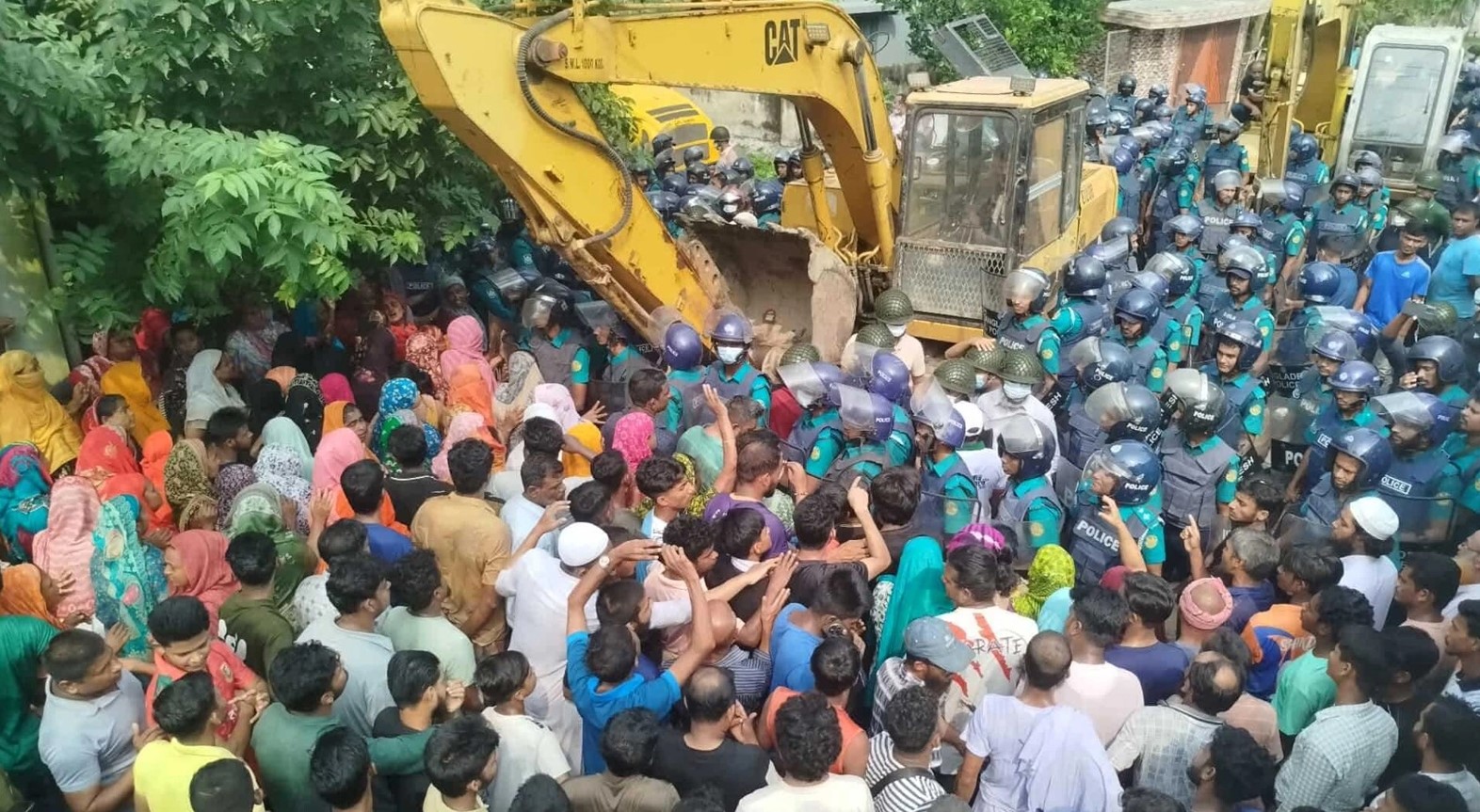 খুলনায় উচ্ছেদ অভিযানে পুলিশ-বাসিন্দা সংঘর্ষ : আহত ৩০