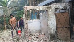 গোপালগঞ্জে সরকারি নিয়ম না মেনে বিদ্যালয়ের শৌচাগার ভাঙার অভিযোগ