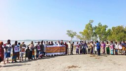 জলবায়ু পরিবর্তনে ক্ষতিপূরণের দাবিতে বলেশ্বর নদীতে নৌকা র‌্যালি