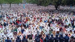 শোলাকিয়ায় ১৯৯তম ঈদ জামাতে জনসমুদ্র, বিশ্বশান্তি কামনায় দোয়া