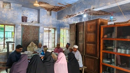 রাজাপুরে ছাদে পলিথিন দিয়ে বৃষ্টির মধ্যে ঝুঁকিপূর্ণ ভবনে পাঠদান; নতুন একাডেমিক ভবনের দাবি