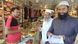 টুঙ্গিপাড়ায় ধানের শীষে ভোট চেয়ে বিএনপির লিফলেট বিতরণ