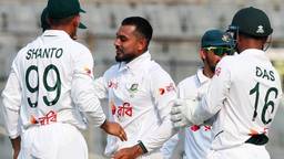 বাজে বোলিংয়ে হতাশার দিন শেষ করল বাংলাদেশ